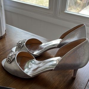 Bagley Mischka size 10 kitten heels with crystal detail